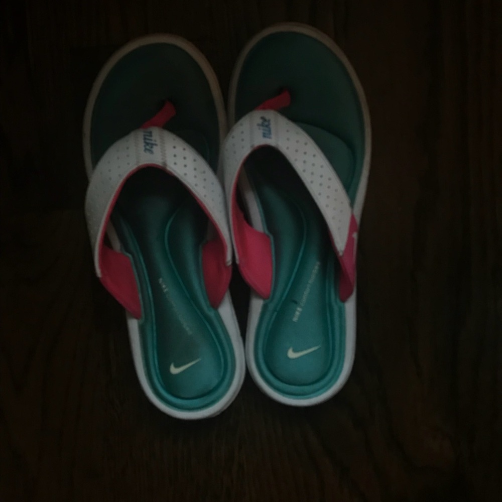 nike flip flops